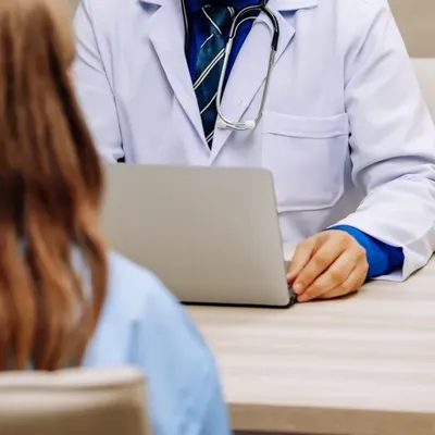 Un ancien médecin jugé pour agressions sexuelles sur des policières...