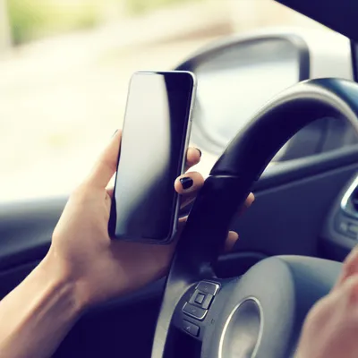 Téléphone au volant : la règle va bientôt se durcir dans la Vienne !