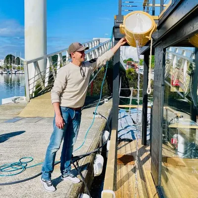 "C’est le premier bateau de ce type en France", un sauna flottant...