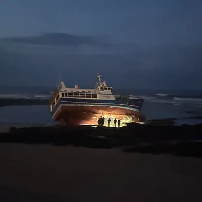 Navire de pêche échoué en Vendée : opération de pompage avant le...