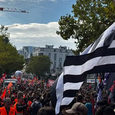 "Du fric pour les services publics" : des milliers de manifestants...