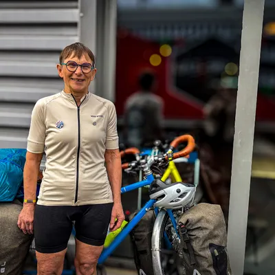 À 63 ans, elle vend tout pour faire le tour du monde à vélo