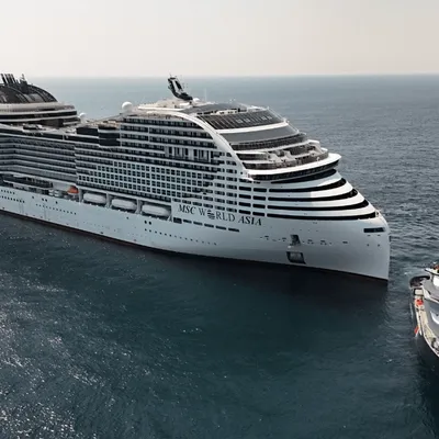 Le MSC World Asia remorqué au large de Belle-Île