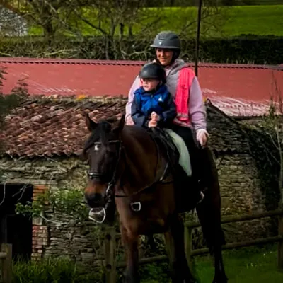 À plus de 2 euros le litre d'essence, elle lâche sa voiture pour un...