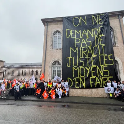 En Vendée, les pompiers n'éteignent plus leur colère