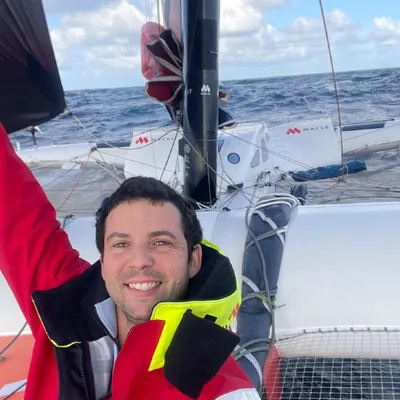 Voile : le skipper Guirec Soudée pulvérise le record du tour du...