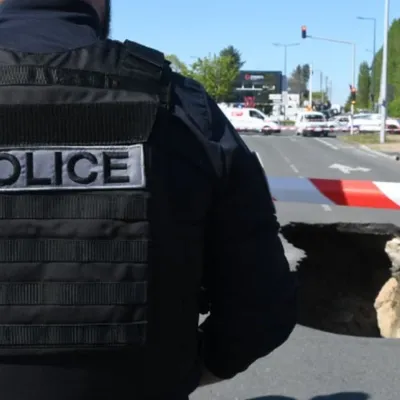 Angers : la route s'effondre et forme un trou de plusieurs mètres