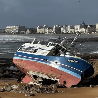 Navire de pêche échoué en Vendée : le démantèlement va commencer