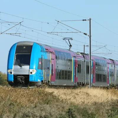 Un train déraille en Vendée, les passagers patientent sous une...