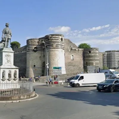 Angers : la statue du Roi René est de retour !