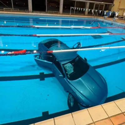 À la suite d’une mauvaise manœuvre, une voiture termine dans la...