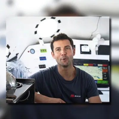 Le navigateur breton Guirec Soudée prend le départ d’un nouveau...