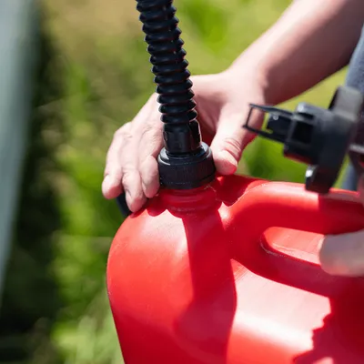 Interpellé en train de siphonner des réservoirs de camions pour...