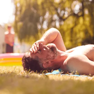 Surpris nu dans son jardin par des adolescents, il les menace avec...