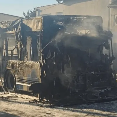 Un bus prend feu en pleine rue à Poitiers