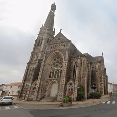 Le sommet du clocher de l'église menace de s'effondrer, des...