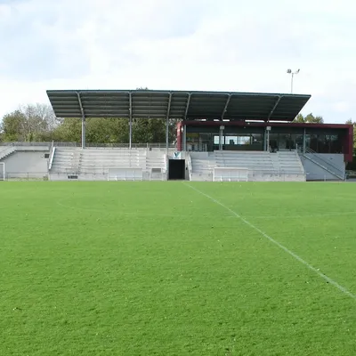 Un homme sort un couteau en tribune, le match entre...