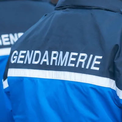 Un CRS tire sur un motard : une vidéo semble contredire la version...