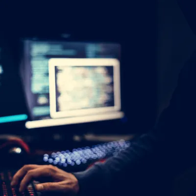 Le hacker interpellé en Vendée mis en examen et écroué