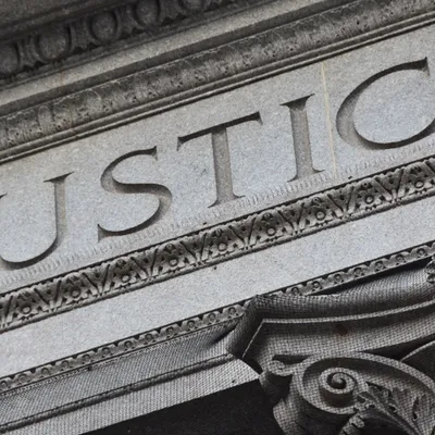 Après avoir échappé à la justice pendant des années, un homme jugé...