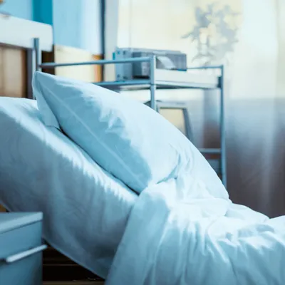 Dans son lit avec un oreiller sur le visage : la piste du meurtre...