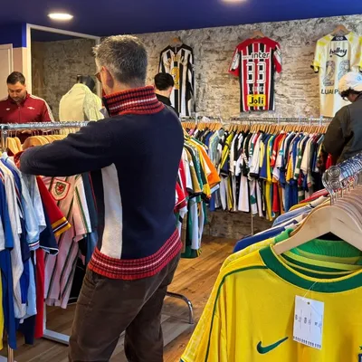 Des maillots de foot vintages et iconiques en vente à Nantes
