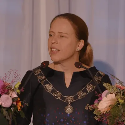 Municipales : une maire promet une descente en rappel pour faire...