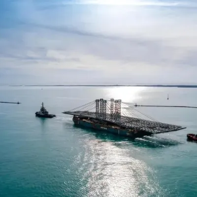 Le tablier du pont Anne de Bretagne à Nantes arrive au port de...