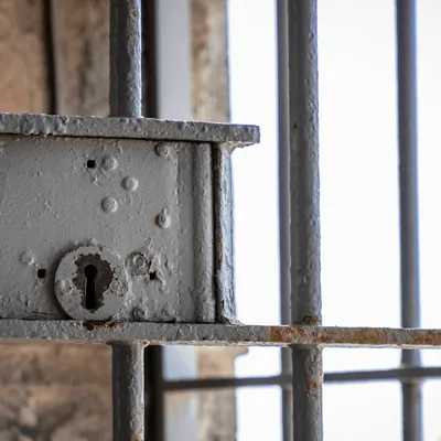 Il s’évade de prison grâce à deux complices déguisés en policiers