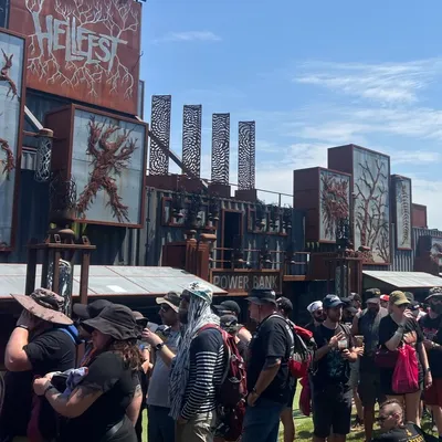 300 artistes, 10 scènes… le Hellfest 2027 compte battre tous les...