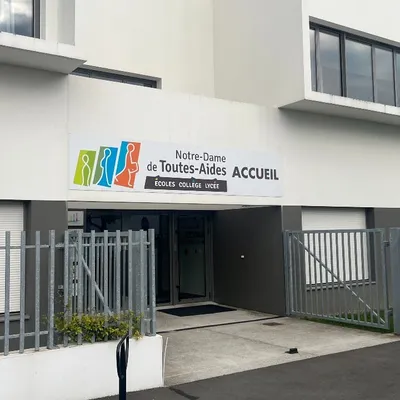 Neuf mois après l'attaque au couteau dans un lycée à Nantes,...