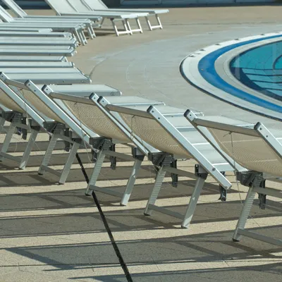Privé de transat à la piscine, il porte l’affaire en justice
