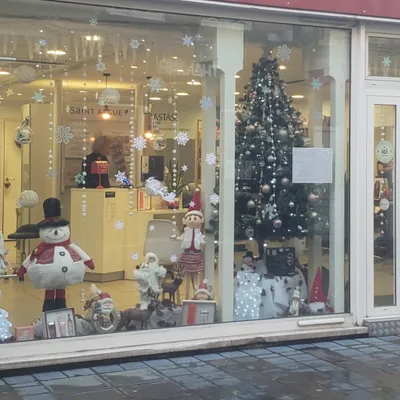Pour Noël, les vitrines se parent de leurs plus belles décorations