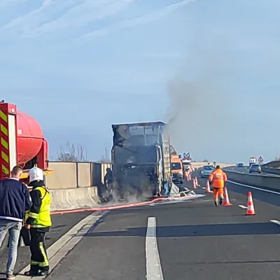 Un camion transportant des poulets a pris feu sur l'A304