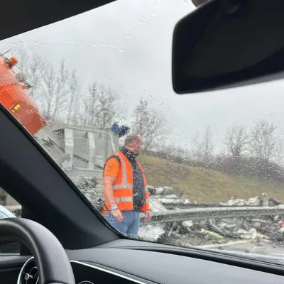 Un camion allongé sur l'A34, l'autoroute complètement bloquée