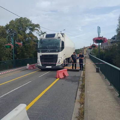 Ardennes - Un camion s'encastre dans un portique de pont