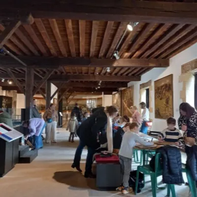 Une fabrique à armures au château-fort