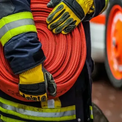 Une femme sauvée des flammes par les secours après un incendie