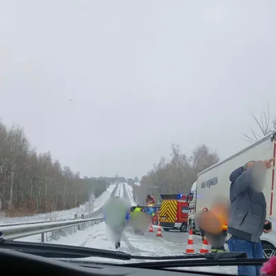 Un camion se retrouve couché sur l'A304 à cause de la neige