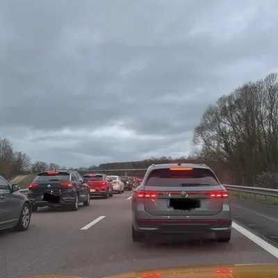 Un véhicule fait des tonneaux sur l'A34 après l'éclatement d'un pneu