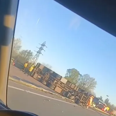 [ Actualisé ] Un camion rempli de vaches se renverse et bloque l’A34