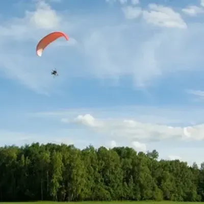 Un parapente percute une ligne électrique et chute de 3 mètres