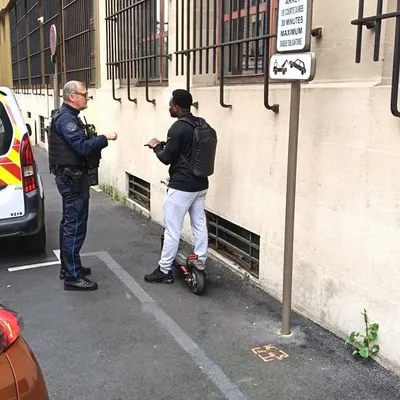 Casque obligatoire et contrôles renforcés pour les trottinettes à...