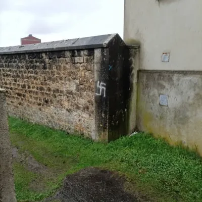 Une croix gammée sur un muret, la mairie condamne un acte grave
