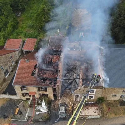 Ardennes - Un véhicule en feu se propage à une maison