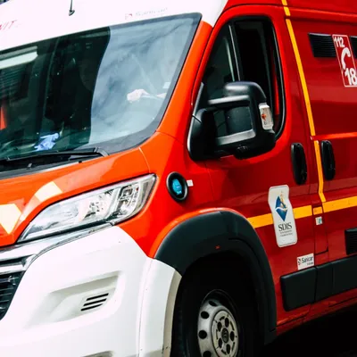 Ardennes - Un camion transportant 24 tonnes d'avoine se couche sur...