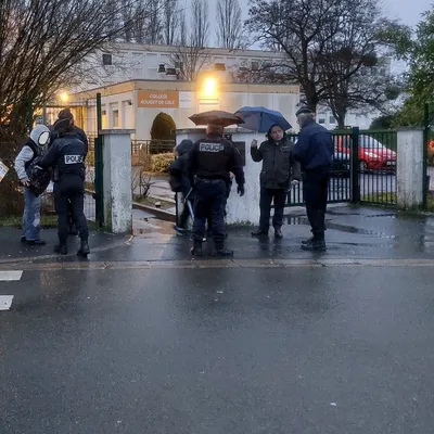 Fouilles de sacs devant un collège de la région