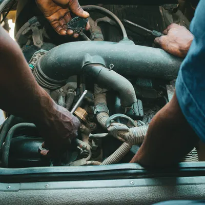 Réparer sa voiture par soi-même dans un garage self-service