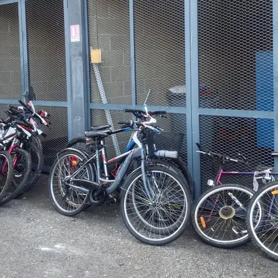 Dix vélos saisis par la police offerts à une association