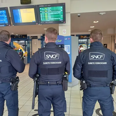 Outrage, rébellion et à pied sur le chemin de fer